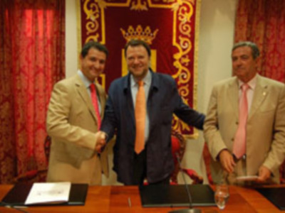 El Ayuntamiento de Sevilla cede un edificio al Ayuntamiento de Chipiona  