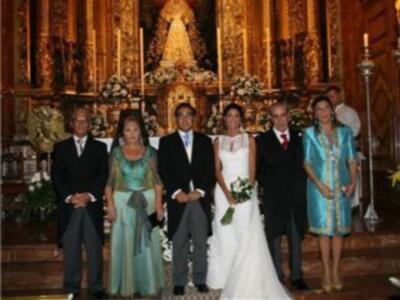 LA DUQUESA DE ALBA, DE BODA EN SEVILLA, DESMIENTE LA SEPARACIÓN DE SU HIJO CAYETANO