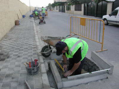 Comienza la construcción de más de 300 nuevos alcorques para arbolado en Gines