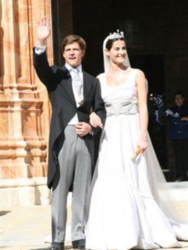 Novios saliendo de una ceremonia de boda en un hermoso día soleado.