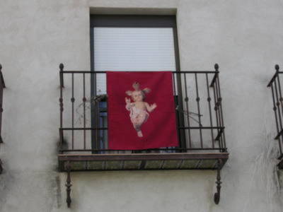 Colgaduras con la figura del Niño Jesús adornan por tercer año los balcones de Gines