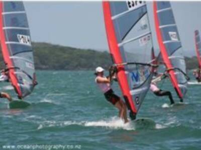ALABAU Y MANCHON CERCAN EL PODIO TRAS LA PRIMERA JORNADA DEL CAMPEONATO DEL MUNDO DE RS:X