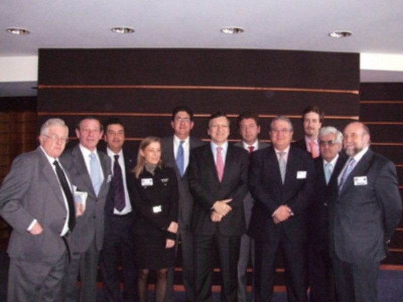 Grupo de empresarios y profesionales en una reunión formal.