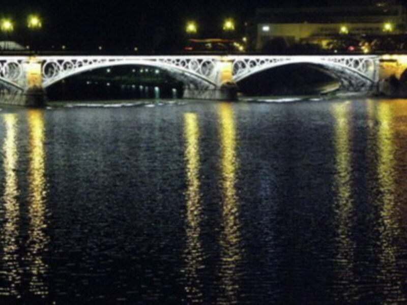 Triana preparada para Semana Santa de Sevilla 