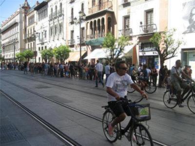 Más de 500 personas a las puertas de FNAC Sevilla para hacerse con las entradas para el concierto de Madonna
