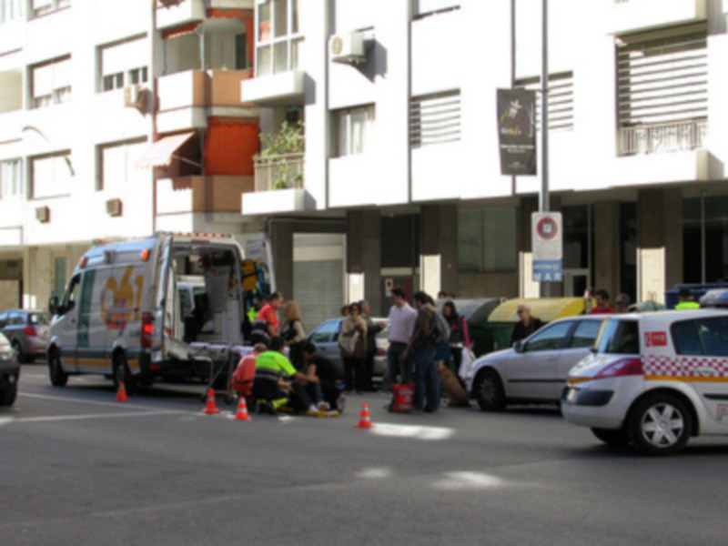 Rescate en la calle con ambulancia y personal de emergencia.