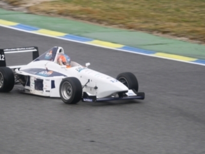 Espectacular estreno de Manu Bejarano al volante de un Fórmula en la Escuela de Emilio de Villota