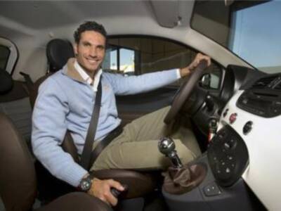 Oscar Higares con su Fiat 500