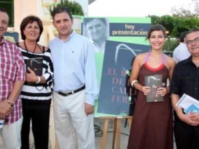 Francisco Gallardo firmara ejemplares de El rock de la calle Feria, dos dias en la Feria del libro de Sevilla 