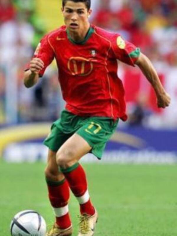 Cristiano Ronaldo, jugador de fútbol portugués, en acción con su equipo nacional.
