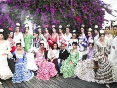 Las candidatas a Miss Sevilla 2009 posan con impresionantes trajes de flamenca de Pilar Vera 