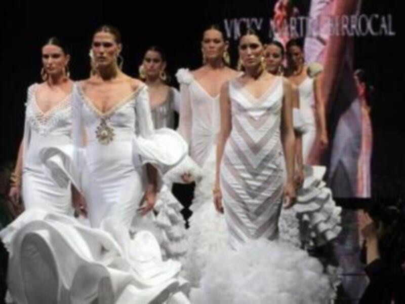 Desfile de moda con modelos portando vestidos de novia con detalles texturizados y volantes en un evento de Vicky Martín Berrocal.