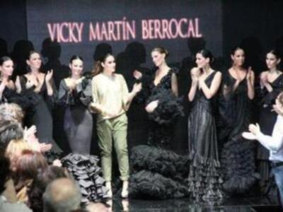 Viki Martín Berrocal, rodeada de su familia y amigos famosos triunfó en Jerez con su nueva colección