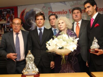  El Juli recogió en el colegio de enfermería de Sevilla el IX Trofeo Virgen de los Reyes