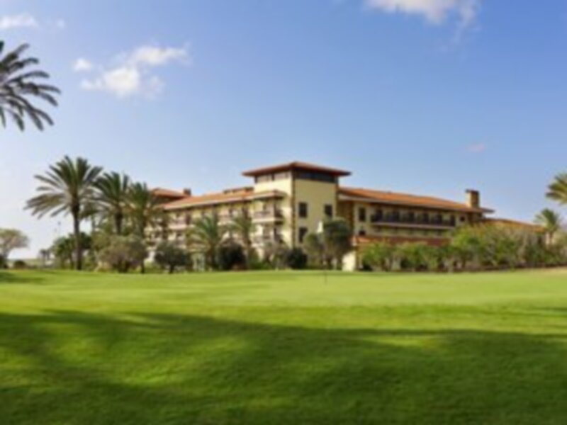 Un hermoso club de golf con una arquitectura clásica y verdes campos.