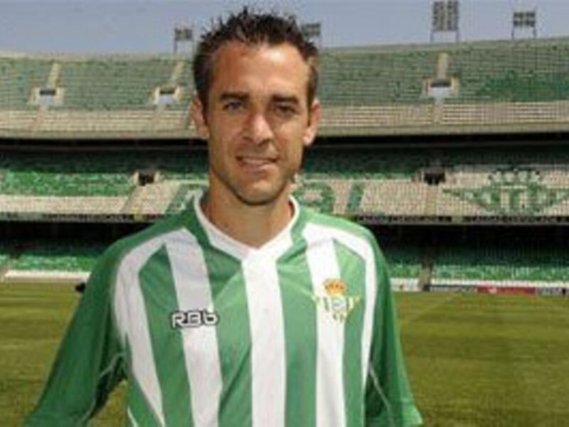 Un futbolista en el estadio del Real Betis, con una camiseta verde y blanca.