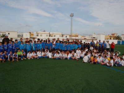 El consejero de Deportes inaugura  el césped artificial y las gradas del Gutiérrez Amérigo(Chipiona) 