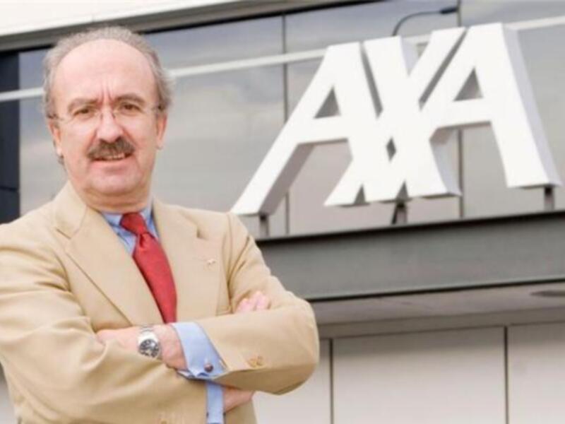 Hombre con brazos cruzados frente a un logotipo AXA.