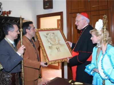 El cardenal Amigo recibe una obra del pintor Antonio Montiel