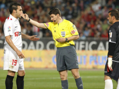  Sevilla gana  la Copa del Rey al vencer en Barcelona 2-0 al Atletico de Madrid en la final .