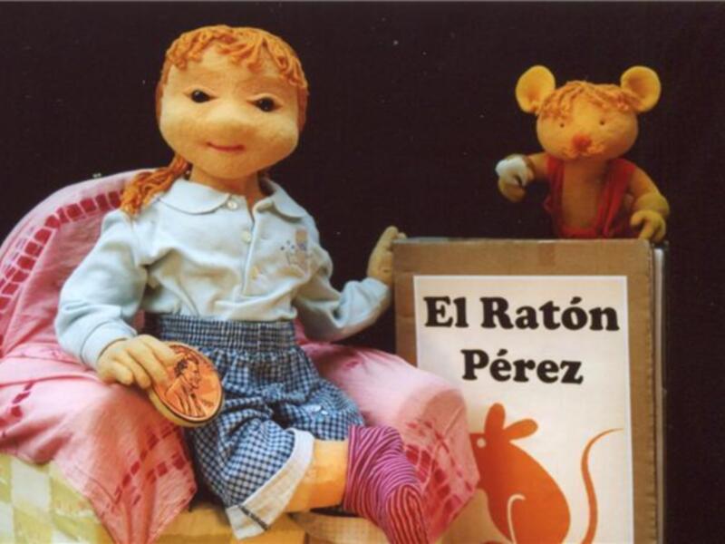 Muñeca y ratón de peluche con el texto 'El Ratón Pérez' en el fondo, representando una escena de cuentos infantiles.