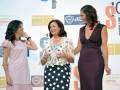 Tres mujeres posan en un evento, dos de ellas son famosas. La imagen es parte de una celebración o premiación.