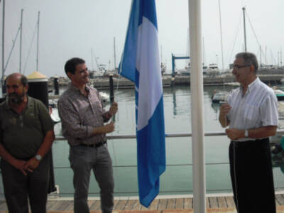 La bandera azul de la fundación para la calidad ambiental ondea  en el puerto deportivo de Chipiona 
