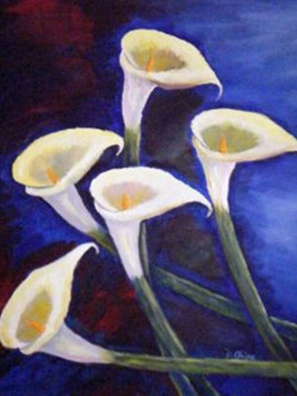 Una pintura de cuatro flores blancas, posiblemente calas, sobre un fondo azul oscuro con textura de terciopelo.