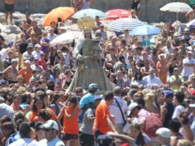 José Ortega Cano, primer día de playa en Chipiona con su hija Gloria y la Virgen del Carmen  