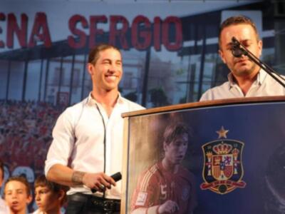 Sergio Ramos se da un baño de masas en Camas