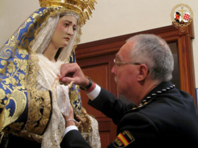 Imponen  la Medalla de Oro del Santo Ángel a la Virgen de los Dolores de Chipiona. 