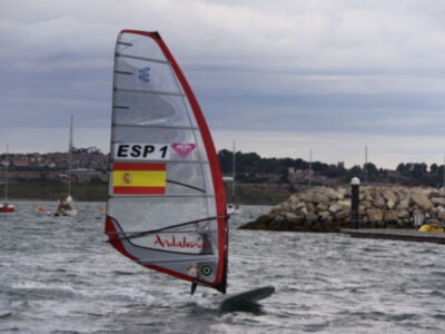 El temporal en aguas de Weymouth no puede con Blanca Manchón