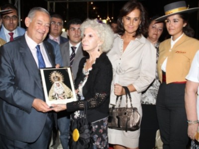 La duquesa de alba regresa a Sevilla tras sus vacaciones con Alfonso Diez