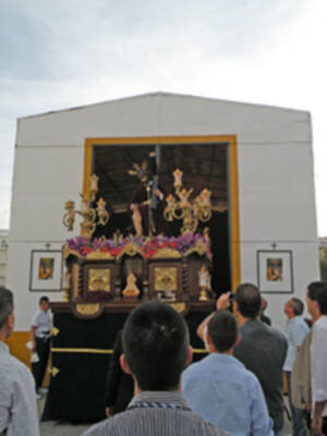 La procesión de todo un barrio por el Cristo de la Caridad de la barriada de los Príncipes.