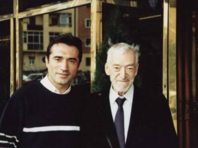 El pintor Antonio Montiel pinta el cartel para una subasta a beneficio de la fundación Vicente Ferrer