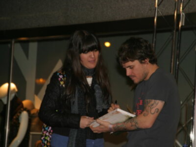 Dani Martín firma discos de su primer trabajo en solitario Pequeño en Sevilla