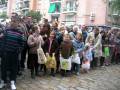 Niños con bolsas de compras en una calle.