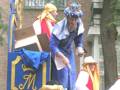 Personajes históricos en trajes tradicionales participando en una procesión o festividad.