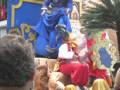 Desfile de carrozas con personajes históricos en una celebración tradicional.