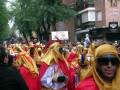 Carnaval en Triana, Sevilla, con participantes vestidos con trajes tradicionales y coloridos.