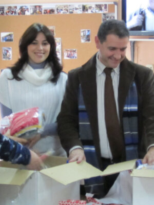 Entregan materiales para talleres a los mayores del centro de la tercera edad en Chipiona