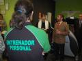 Entrenador personal en una reunión formal con otros individuos.