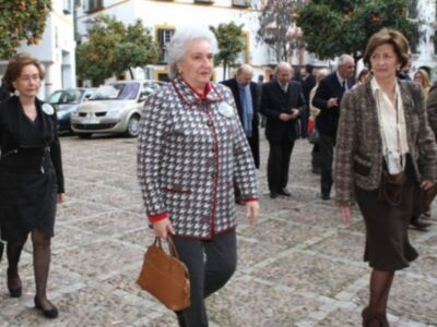 Rafael Medina con su mujer y su hermano Luis asisten a la misa funeral por su tío Luis en el palacio de Pilatos de Sevilla