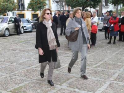 Rafael Medina con su mujer y su hermano Luis asisten a la misa funeral por su tío Luis en el palacio de Pilatos de Sevilla
