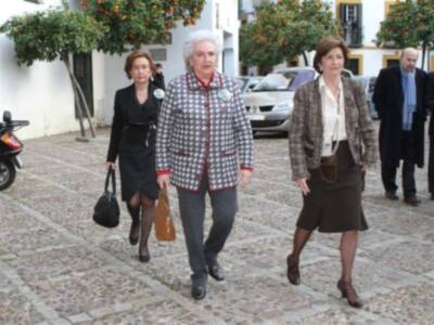 Rafael Medina con su mujer y su hermano Luis asisten a la misa funeral por su tío Luis en el palacio de Pilatos de Sevilla