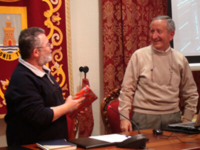 La conferencia Chipiona en el 23 F llenó en la tarde de ayer el salón de plenos