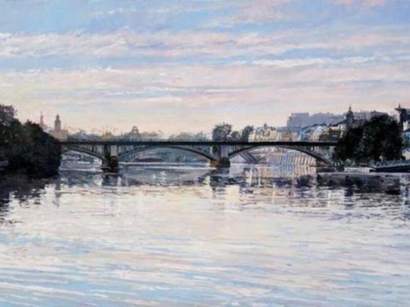 Pintura de un río con un puente y edificios en el fondo bajo un cielo con nubes.