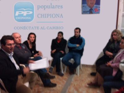 El candidato popular, Antonio Peña, visitó la zona donde se construye el punto limpio, junto a los vecinos de la misma(Chipiona)