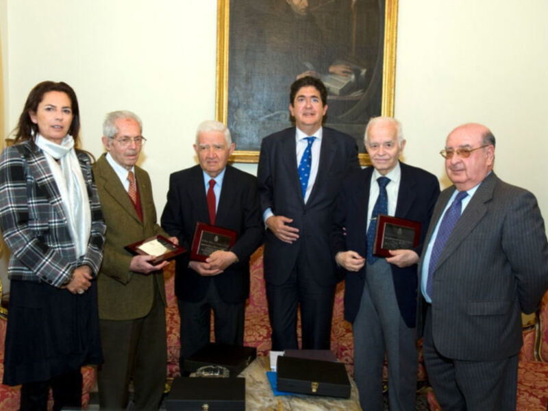 Premio de Excelencia Académica: reconocimiento a destacados profesores en una ceremonia formal.