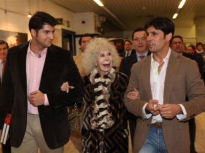 La Duquesa de Alba, del brazo de Fran y Julián Contreras desmiente que se haya casado 